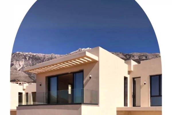 Vile ne shitje tek San Nicolas me pishine.