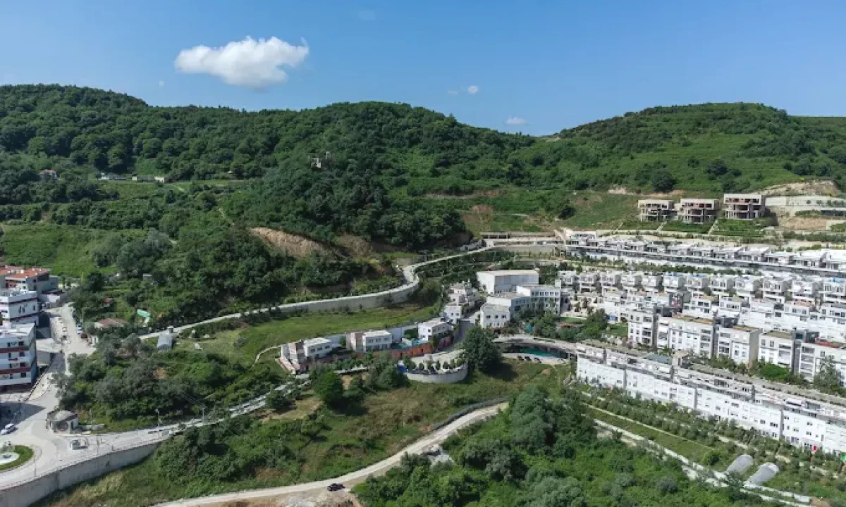 Shtepi ne shitje Duplex(shtepi me 2 kate) ne Tirane, 2+1, Mobilimi Bosh, pa mobiluar, Pagesa 162,311  Euro.