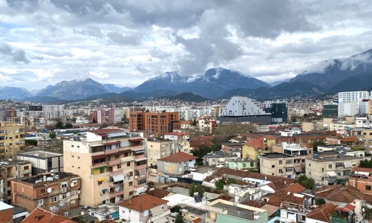 Shtepi me qera Apartament ne Tirane, 3+1, Mobilimi Bosh, pa mobiluar, Pagesa 750  Euro.