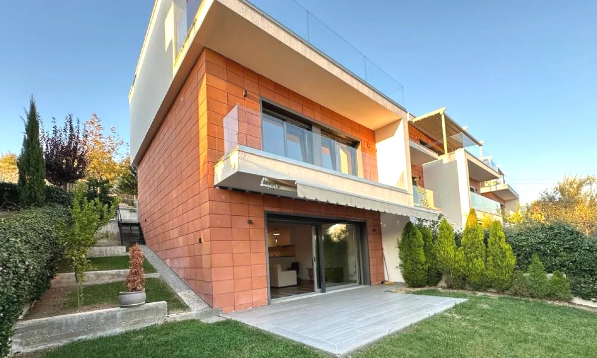 Shtepi ne shitje Vila Luksoze ne Tirane, 4+1, Mobilimi E mobiluar, Pagesa 650,000  Euro.