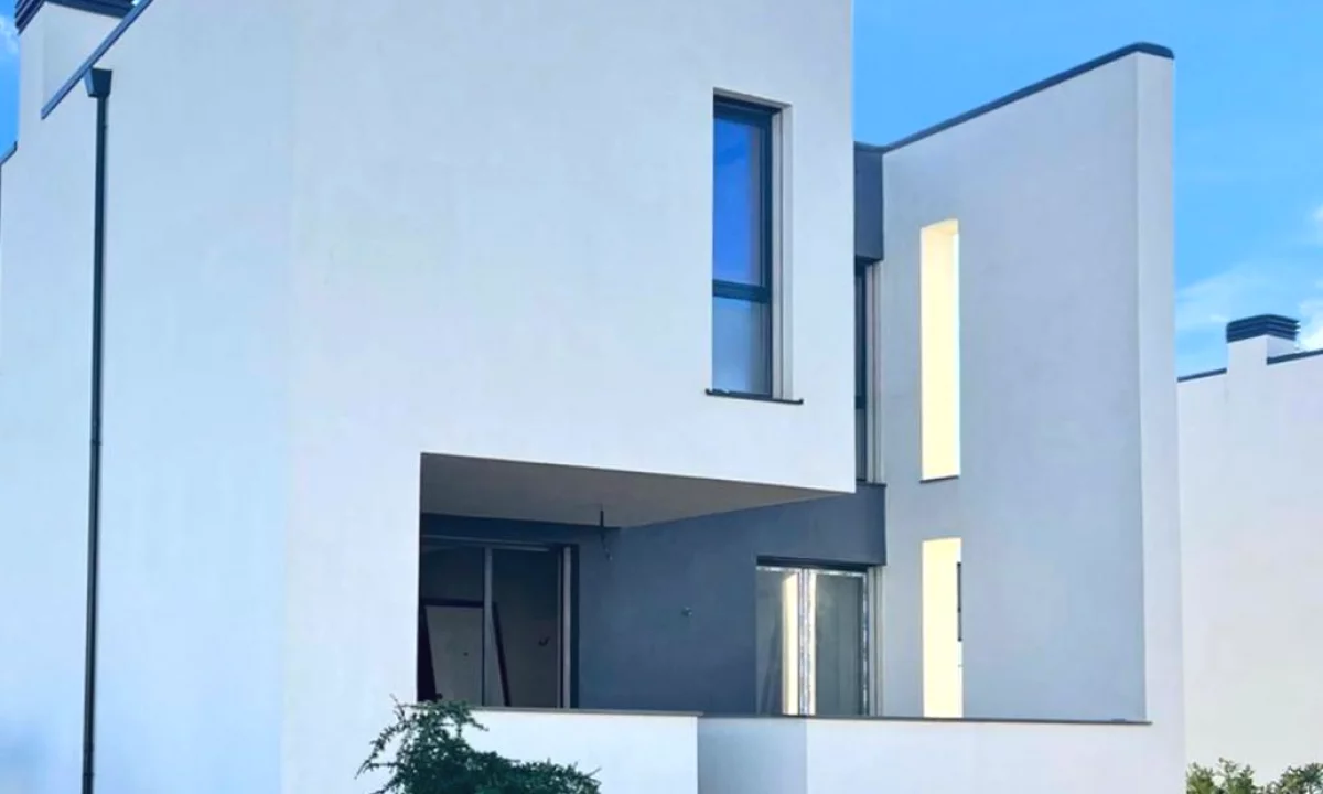 Shtepi ne shitje Vila Luksoze ne Durres, 5+1, Mobilimi Bosh, pa mobiluar, Pagesa 730,000  Euro.