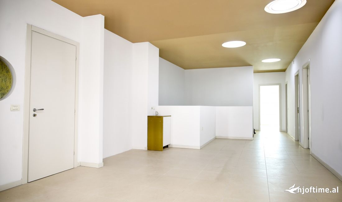 Dyqan 160 m2 Qera Rruga Cipajve