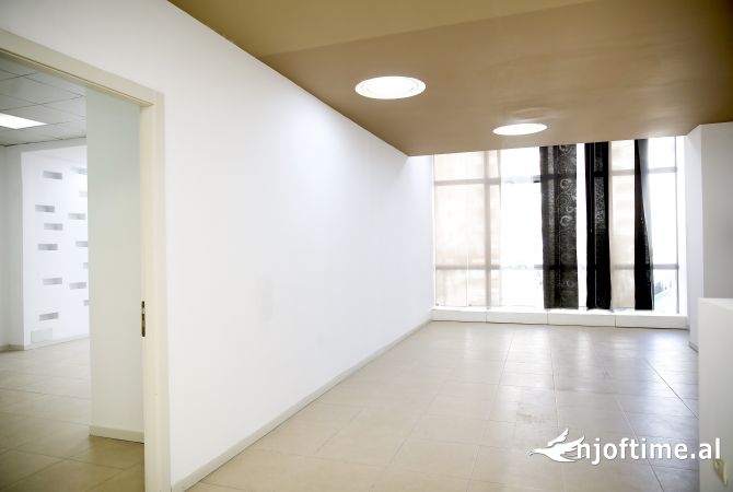 Dyqan 160 m2 Qera Rruga Cipajve