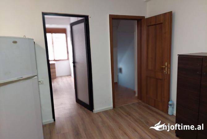 Ambiente Commerciale in Affitto 1+1 a Tirana - 180,000 Leke