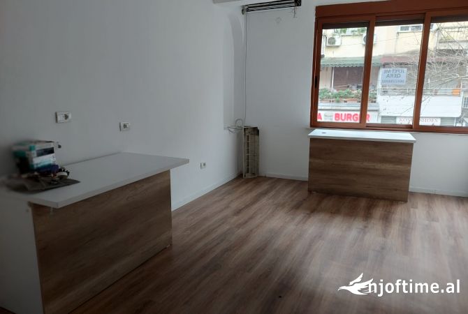Ambiente Commerciale in Affitto 1+1 a Tirana - 180,000 Leke