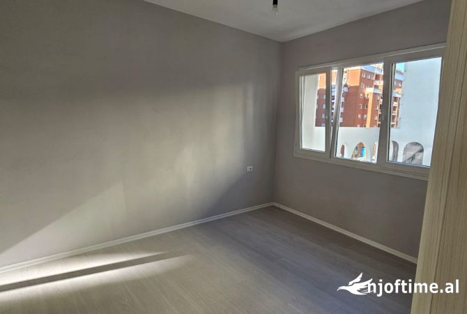Ambiente Commerciale in Affitto 1+1 a Tirana - 62,500 Leke
