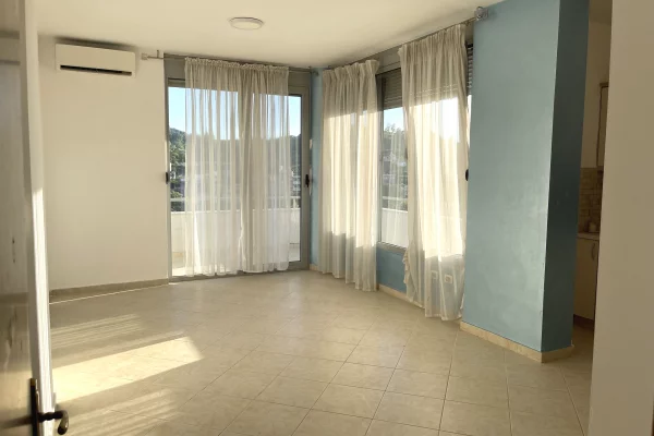Shtepi ne shitje Apartament ne Tirane, 2+1, Mobilimi Pjeserisht e mobiluar, Pagesa 160,000  Euro.