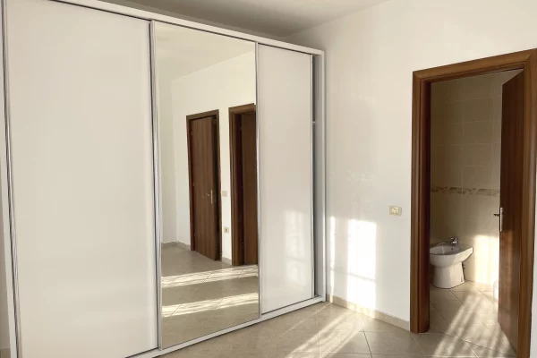 Shtepi ne shitje Apartament ne Tirane, 2+1, Mobilimi Pjeserisht e mobiluar, Pagesa 160,000  Euro.