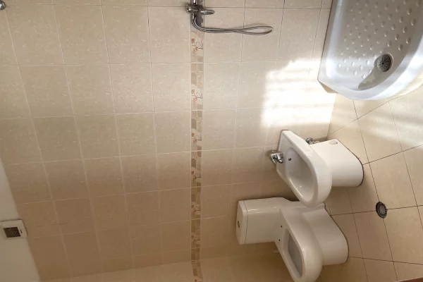 Shtepi ne shitje Apartament ne Tirane, 2+1, Mobilimi Pjeserisht e mobiluar, Pagesa 160,000  Euro.