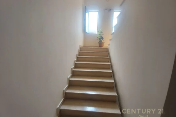 Shtepi ne shitje Shtepi Private ne Tirane, 5+1, Mobilimi E mobiluar, Pagesa 170,000  Euro.