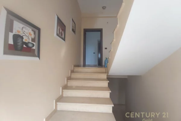 Shtepi ne shitje Shtepi Private ne Tirane, 5+1, Mobilimi E mobiluar, Pagesa 170,000  Euro.