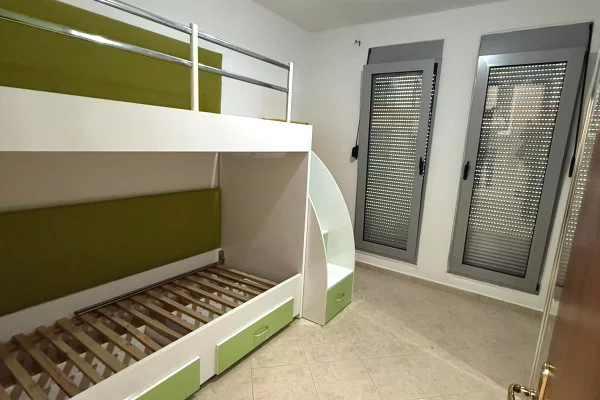 Shtepi me qera Apartament ne Tirane, 2+1, Mobilimi Pjeserisht e mobiluar, Pagesa 700  Euro.