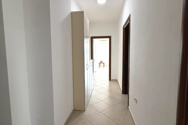 Shtepi me qera Apartament ne Tirane, 2+1, Mobilimi Pjeserisht e mobiluar, Pagesa 700  Euro.