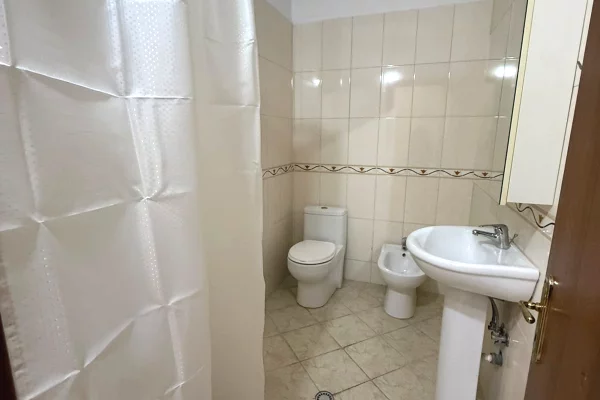 Shtepi me qera Apartament ne Tirane, 2+1, Mobilimi Pjeserisht e mobiluar, Pagesa 700  Euro.