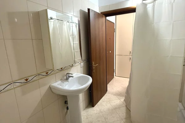 Shtepi me qera Apartament ne Tirane, 2+1, Mobilimi Pjeserisht e mobiluar, Pagesa 700  Euro.