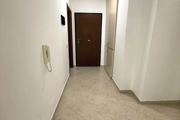 Shtepi me qera Apartament ne Tirane, 2+1, Mobilimi Pjeserisht e mobiluar, Pagesa 700  Euro.