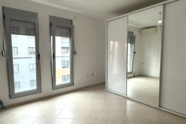 Shtepi me qera Apartament ne Tirane, 2+1, Mobilimi Pjeserisht e mobiluar, Pagesa 700  Euro.