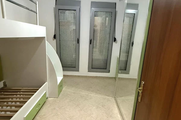 Shtepi me qera Apartament ne Tirane, 2+1, Mobilimi Pjeserisht e mobiluar, Pagesa 700  Euro.