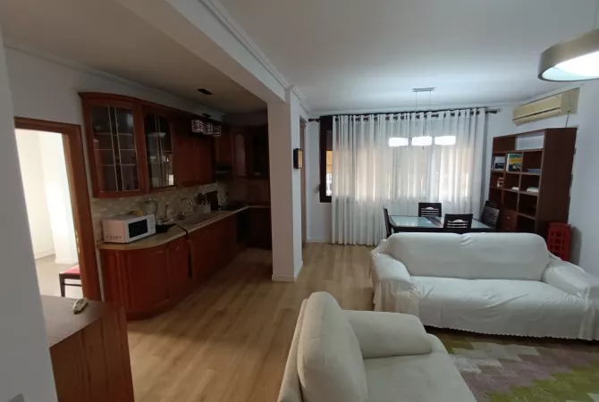 Shtepi me qera Apartament ne Tirane, 2+1, Mobilimi E mobiluar, Pagesa 650  Euro.
