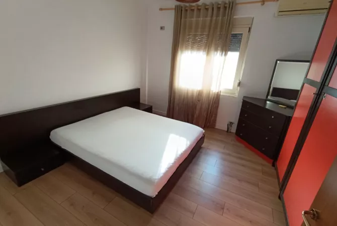 Shtepi me qera Apartament ne Tirane, 2+1, Mobilimi E mobiluar, Pagesa 650  Euro.