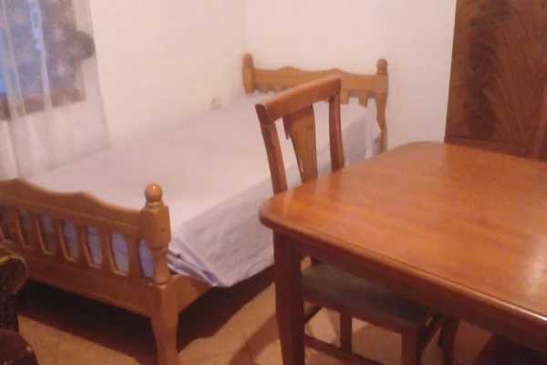 Shtepi me qera Apartament ne Tirane, 2+1, Mobilimi E mobiluar, Pagesa 300  Euro.