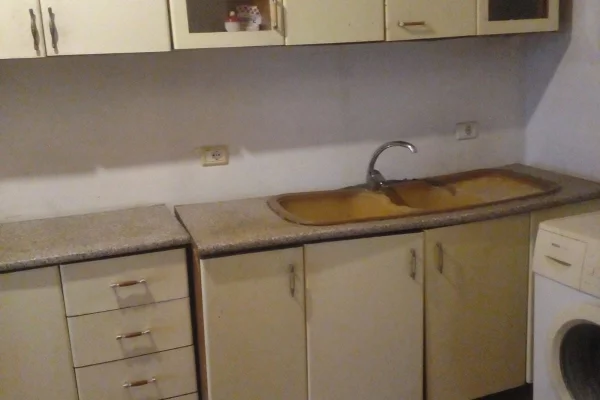 Shtepi me qera Apartament ne Tirane, 2+1, Mobilimi E mobiluar, Pagesa 300  Euro.