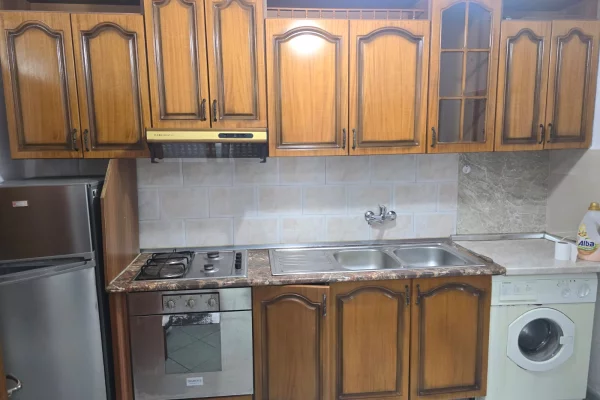 Shtepi me qera Apartament ne Tirane, 1+1, Mobilimi E mobiluar, Pagesa 300  Euro.