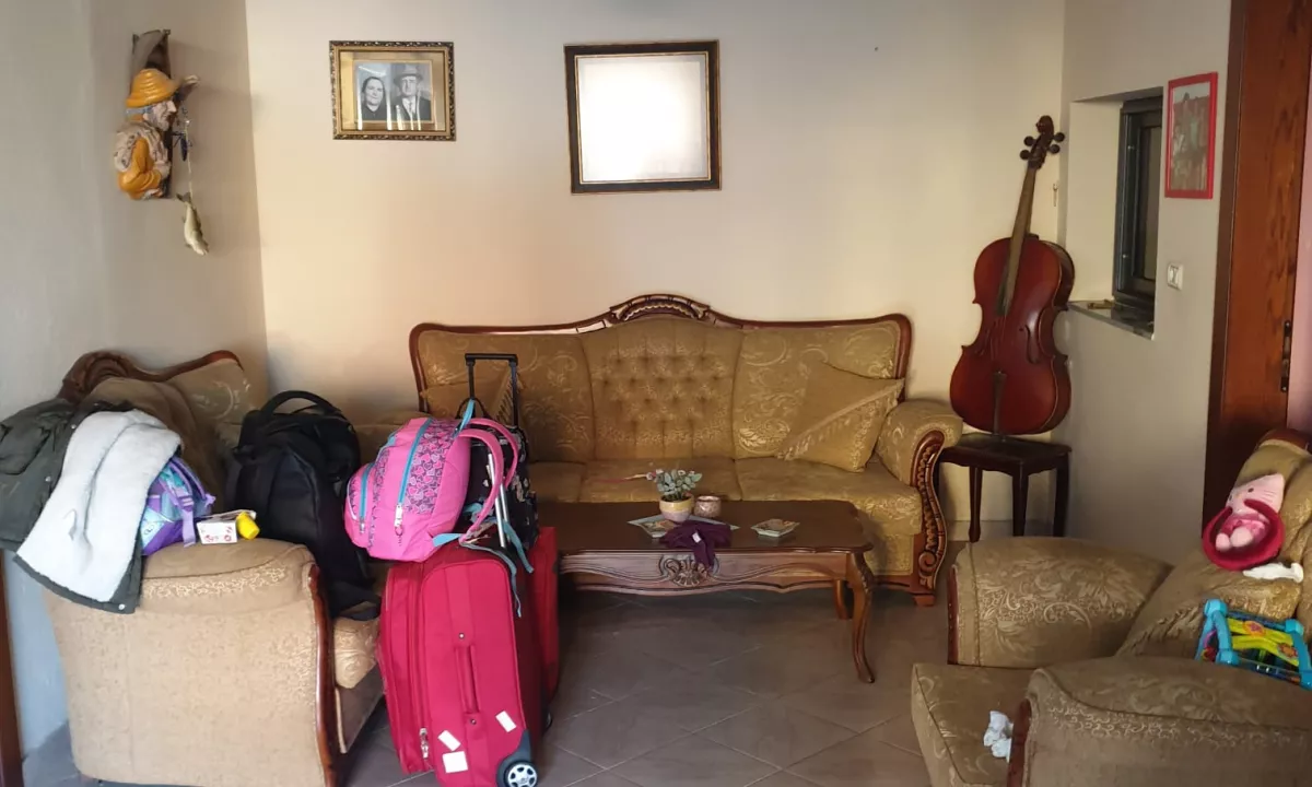 Shtepi me qera Apartament ne Tirane, 3+1, Mobilimi E mobiluar, Pagesa 650  Euro.