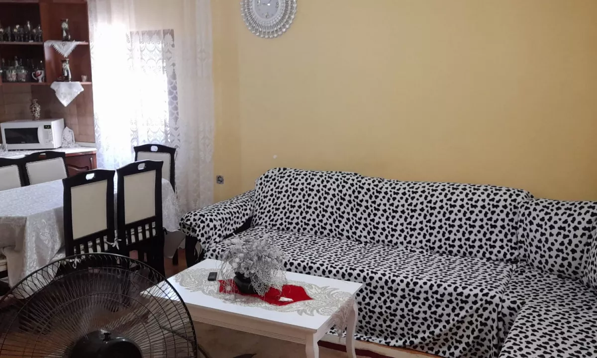 Shtepi me qera Apartament ne Tirane, 2+1, Mobilimi E mobiluar, Pagesa 400  Euro.