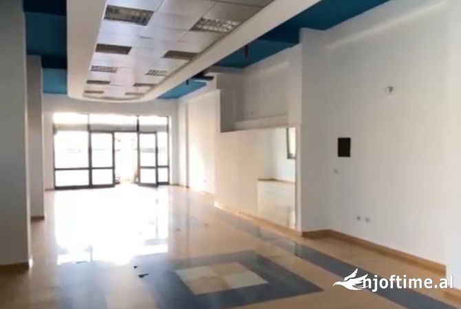 Ambjent biznesi/dyqan me qera tek Rruga Riza Cerova, ne Tirane