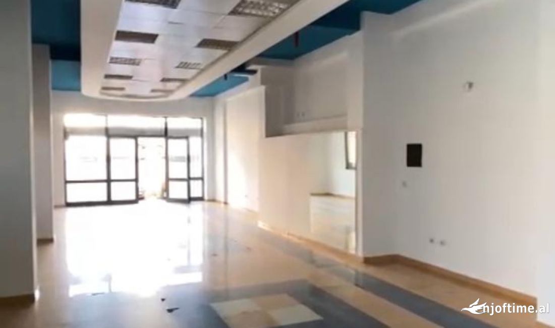 Ambjent biznesi/dyqan me qera tek Rruga Riza Cerova, ne Tirane