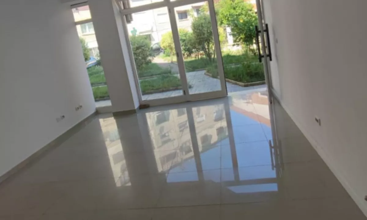 🏠 Ambjent Komercial  me qera,  Pallat i Ri     💶 Elar1 13504   