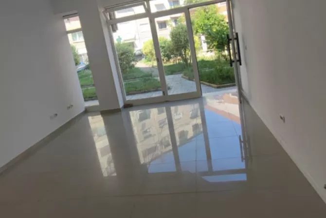 🏠 Ambjent Komercial  me qera,  Pallat i Ri     💶 Elar1 13504   