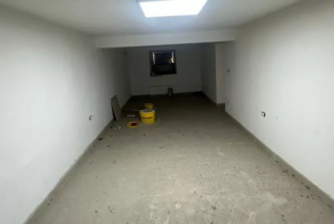 🏠 Magazine  me qera,  Pallat Egzistues     💶 Elar1 13500      