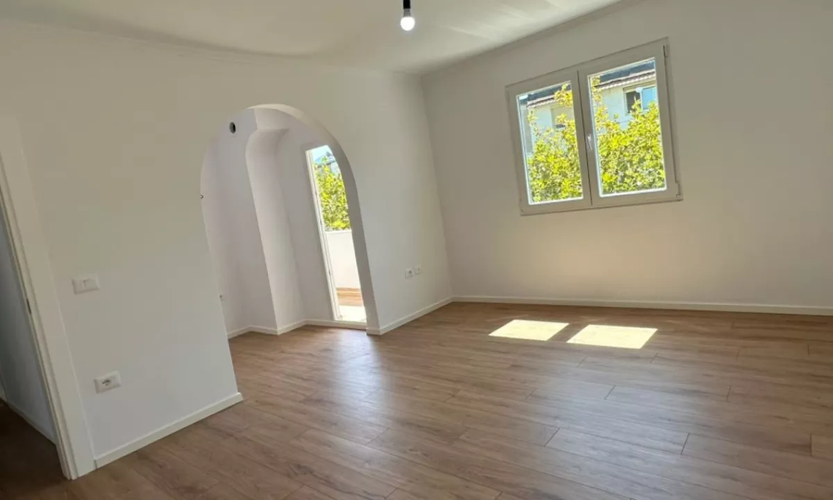 Shtepi ne shitje Apartament ne Tirane, 2+1, Mobilimi Bosh, pa mobiluar, Pagesa 129,000  Euro.