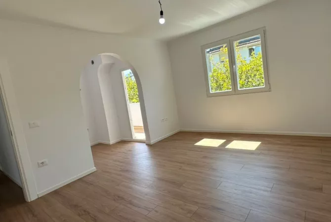 🏠 Shtepi  per shitje,  Pallat Egzistues  2+1      💶 Elar2 13462