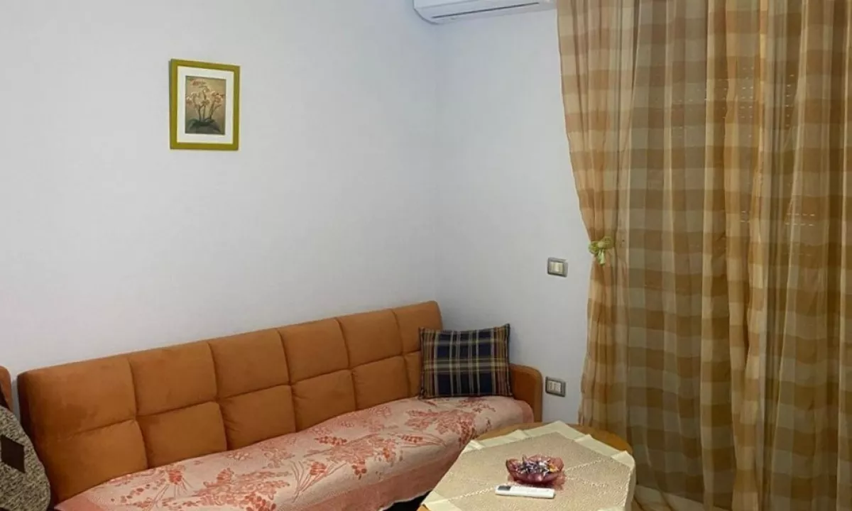 Shtepi me qera Apartament ne Tirane, 3+1, Mobilimi E mobiluar, Pagesa 500  Euro.
