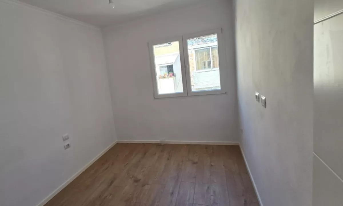 Shtepi ne shitje Apartament ne Tirane, 2+1, Mobilimi Bosh, pa mobiluar, Pagesa 128,000  Euro.