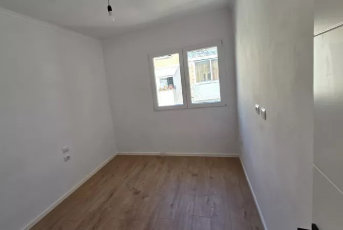 🏠 Shtepi  per shitje,  Pallat Egzistues  2+1      💶 Elar4 13415