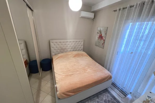 Shtepi me qera Apartament ne Tirane, 2+1, Mobilimi Pjeserisht e mobiluar, Pagesa 800  Euro.