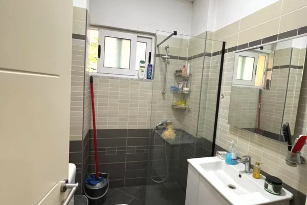 Shtepi me qera Apartament ne Tirane, 2+1, Mobilimi Pjeserisht e mobiluar, Pagesa 800  Euro.