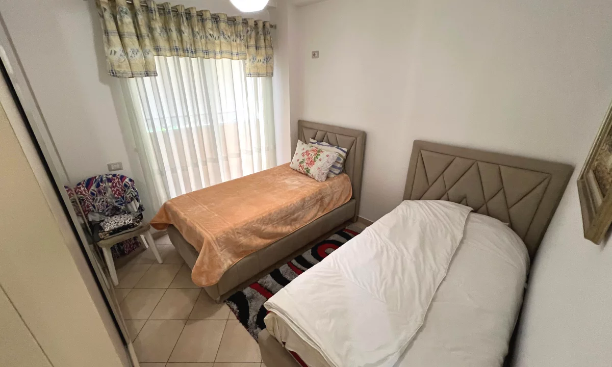 Shtepi me qera Apartament ne Tirane, 2+1, Mobilimi Pjeserisht e mobiluar, Pagesa 800  Euro.