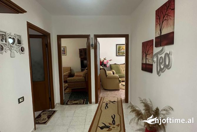 Shtepi ne shitje Apartament ne Berat, 2+1, Mobilimi E mobiluar, Pagesa 60,000  Euro.