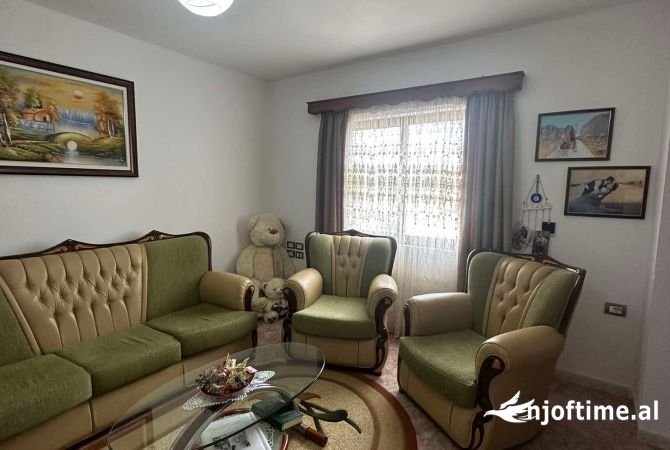 Shtepi ne shitje Apartament ne Berat, 2+1, Mobilimi E mobiluar, Pagesa 60,000  Euro.