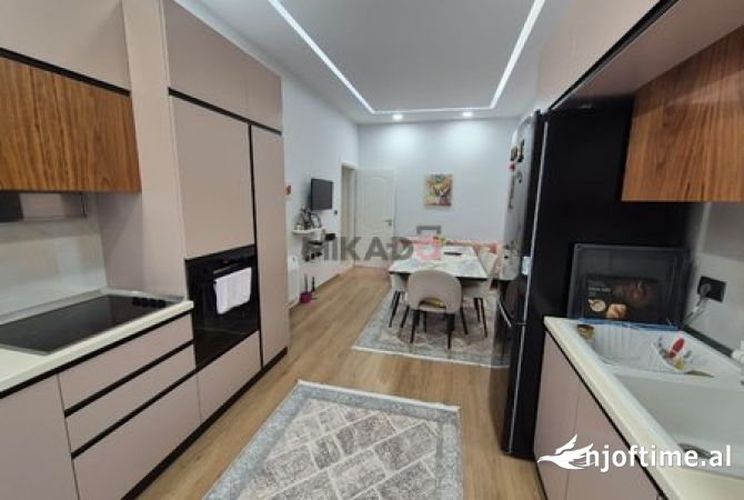Shtepi ne shitje Apartament ne Tirane, 2+1, Mobilimi E mobiluar, Pagesa 270,000  Euro.