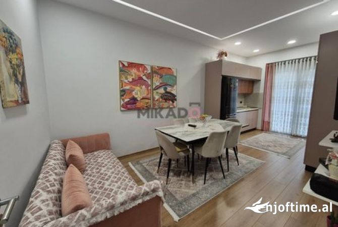 Shitet apartament 2+1+2 afer Stadiumit Dinamo! Çmimi 270,000 euro. 
