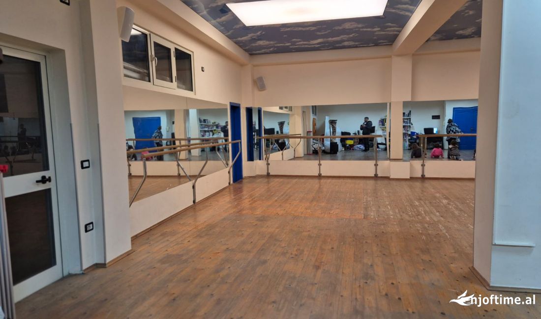 Jepet me qira kati 0 i nje vile private 3 kateshe, open space! Cmimi 1300 euro i diskutueshem. 