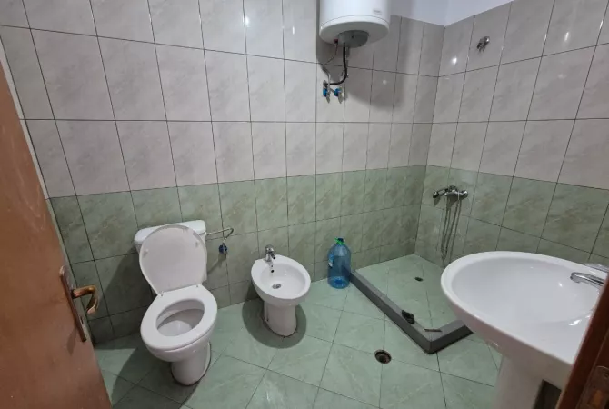 Shtepi ne shitje Apartament ne Tirane, 2+1, Mobilimi Bosh, pa mobiluar, Pagesa 128,000  Euro.