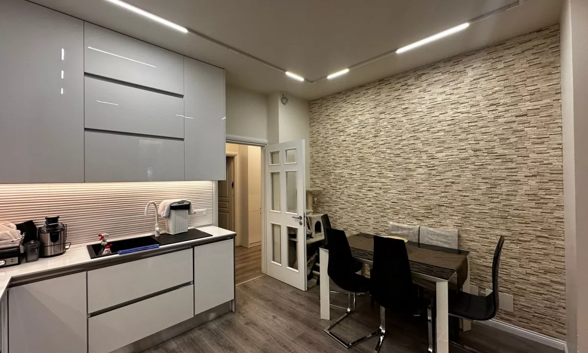 Shtepi ne shitje Apartament ne Tirane, 3+1, Mobilimi E mobiluar, Pagesa 360,000  Euro.