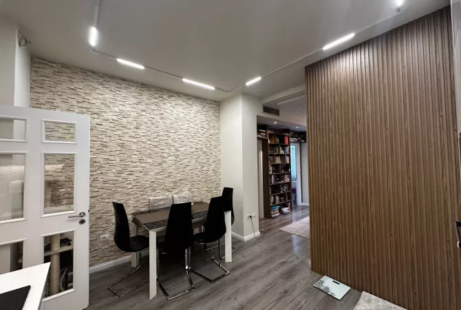 Shtepi ne shitje Apartament ne Tirane, 3+1, Mobilimi E mobiluar, Pagesa 360,000  Euro.